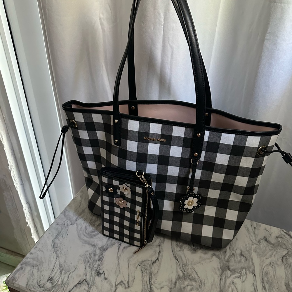 Used Michael kors large zip tote.with double zip wallet.